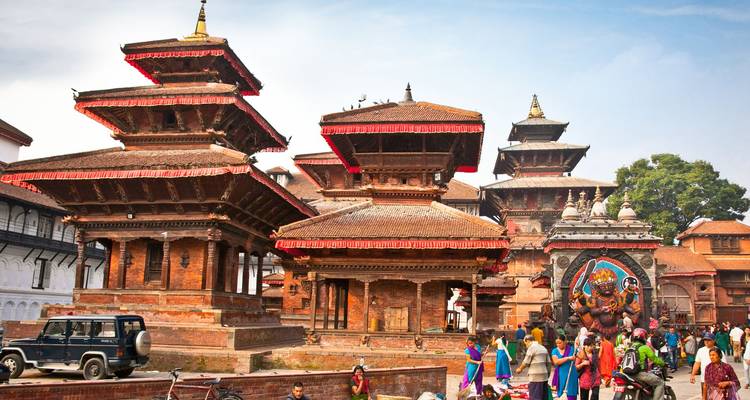Menigten dwalen tussen historische pagode tempels en heiligdommen in een levendige Durbar Square omgeving.