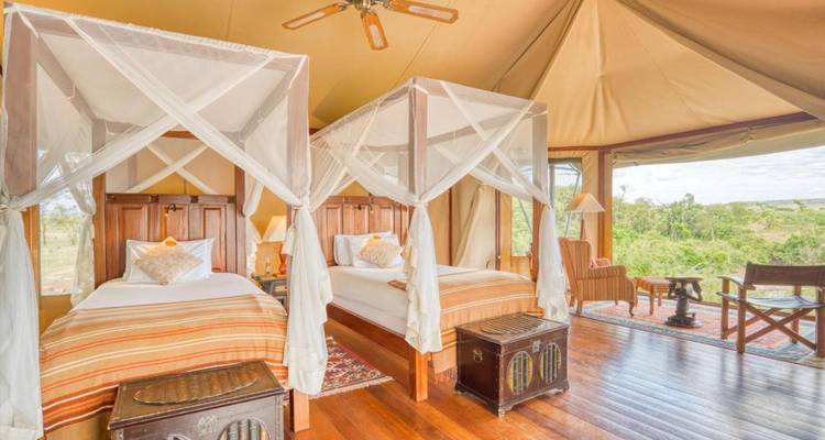 Geräumiges Zeltzimmer mit zwei Himmelbetten