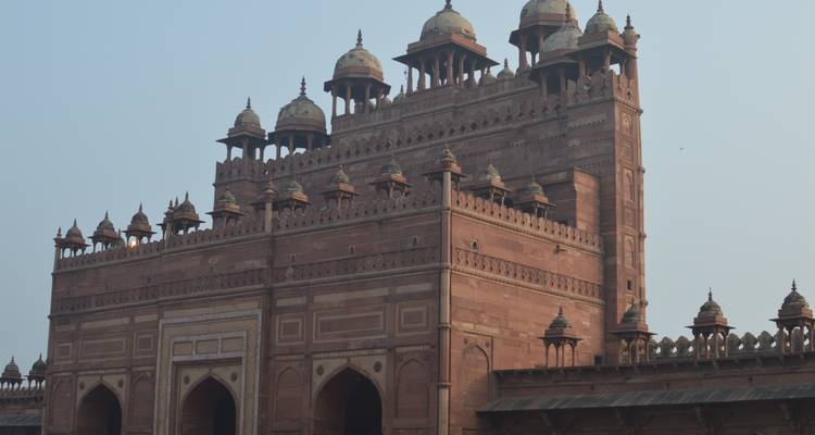 Historische Festung mit Kuppeln und detailreichen Verzierungen.