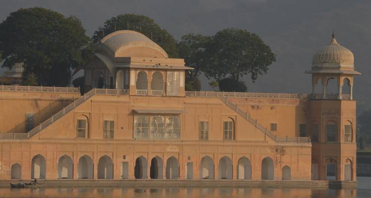 Historisches Gebäude teilweise in einem See versunken.