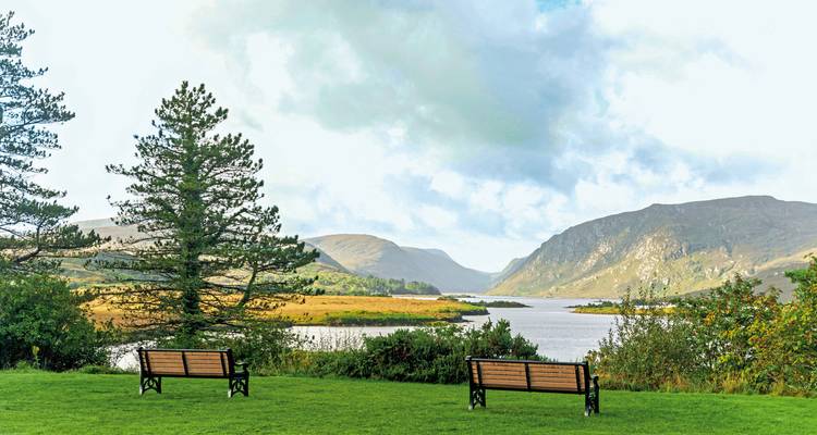 Vredig landschap met bankjes gericht op een meer.