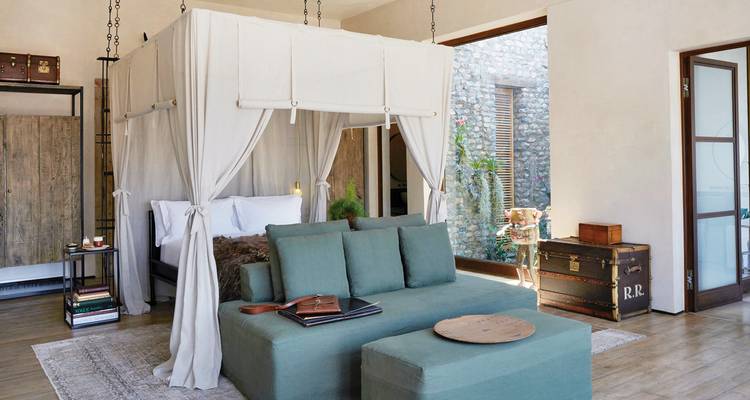 Modernes Schlafzimmer-Interieur mit einer eleganten Dekoration.