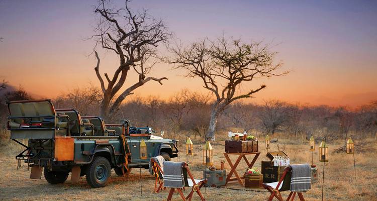 Außenbereich Safari-Sitzplatz bei einem Fahrzeug mit Sonnenuntergangsblick.