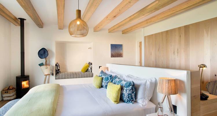 Komfortables Schlafzimmer mit luxuriöser Einrichtung und Blick ins Freie.