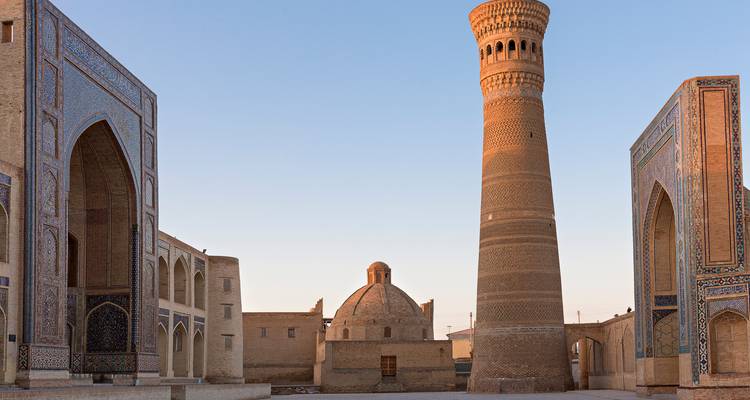 Eine historische Stätte mit einem großen Minarett und Kuppeln.