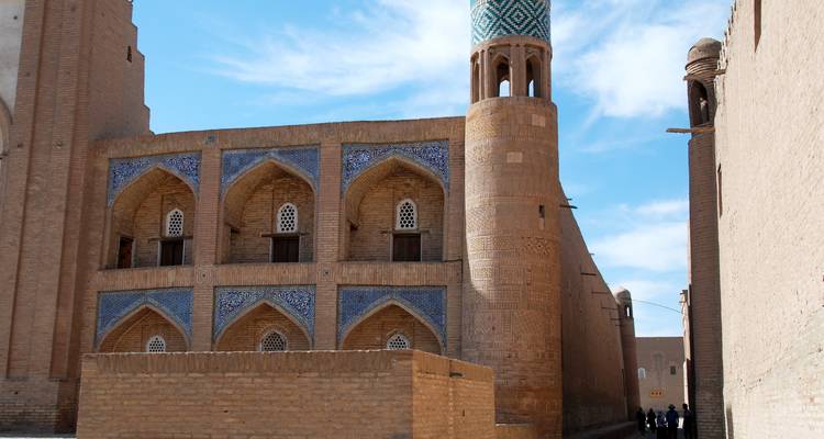 Traditionelle Architektur mit blauen Kacheldetails und hohen, verzierten Wänden.
