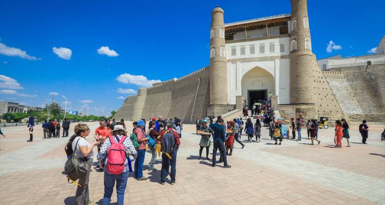 Besucher versammelten sich an einer historischen Festung mit einem großartigen Eingang.