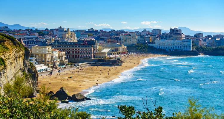 Playa de arena dorada y horizonte costero de Biarritz con olas del Atlántico estrellándose.