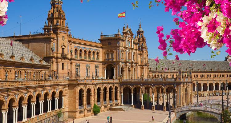 Plaza de España mit lebendigen Blumen und historischer Architektur.