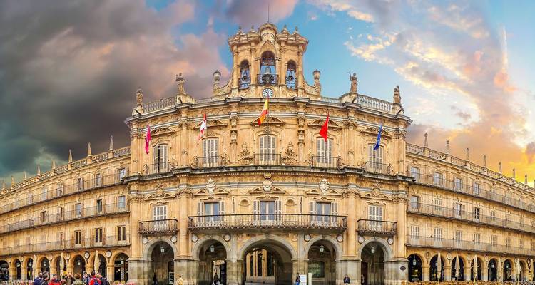 Prächtige Barockfassade des Plaza Mayor von Salamanca, strahlend unter einem dramatischen Abendhimmel