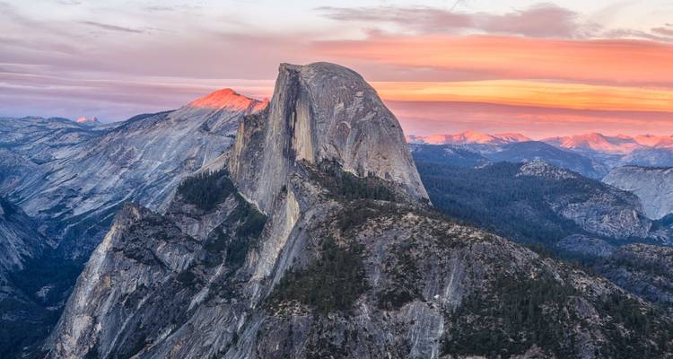Zonsopgangzicht op Half Dome in Yosemite National Park.
