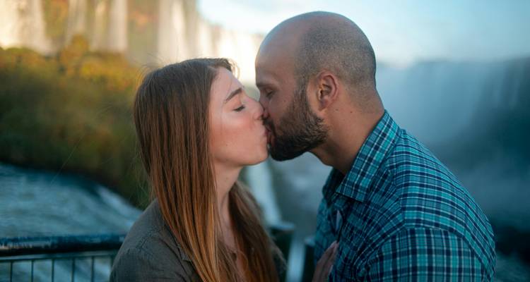 Stel dat kust met wazige Iguazu-watervallen op de achtergrond.