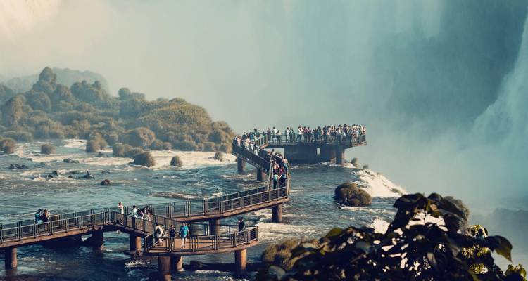 Toeristen op uitkijkplatforms bij de Iguazu-watervallen.