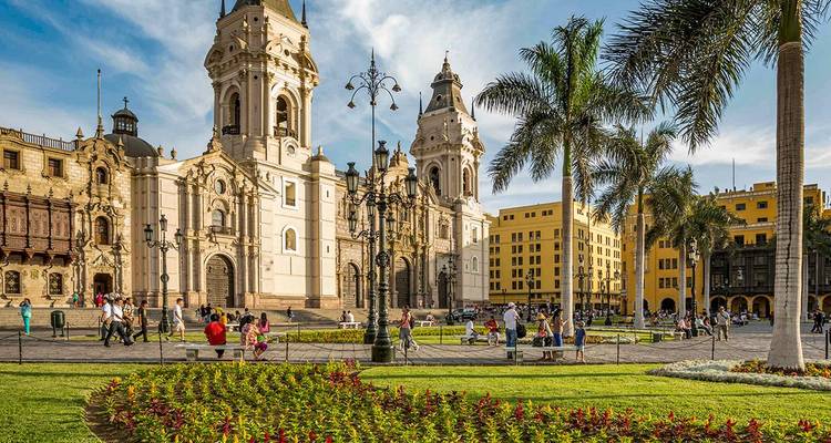 Plein met een kathedraal en palmbomen in Lima, Peru.