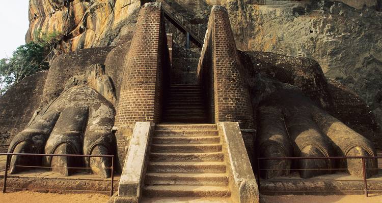 Oude stenen trap bewaakt door leeuwenpoten, ingang naar Sigiriya.