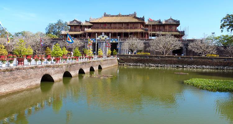 Keizerlijke stadspoort in Hue met een gracht en brug.