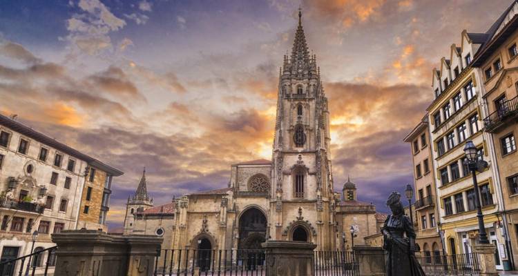Cathédrale et quartier historique sous un ciel dramatique.