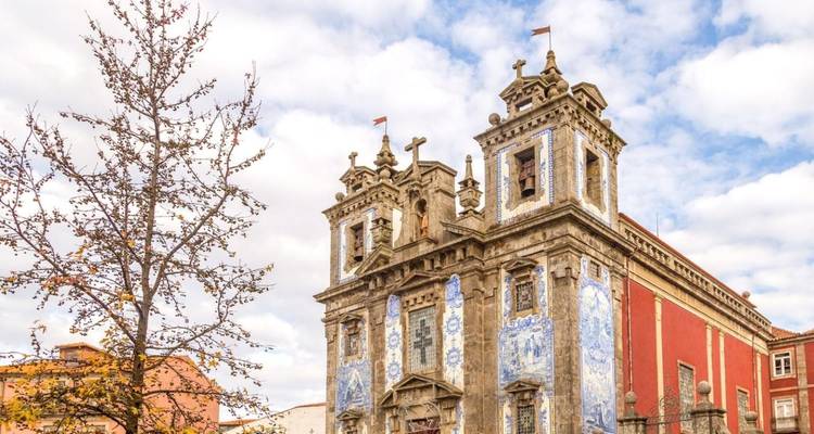 Église historique avec façade en carreaux de céramique bleue.