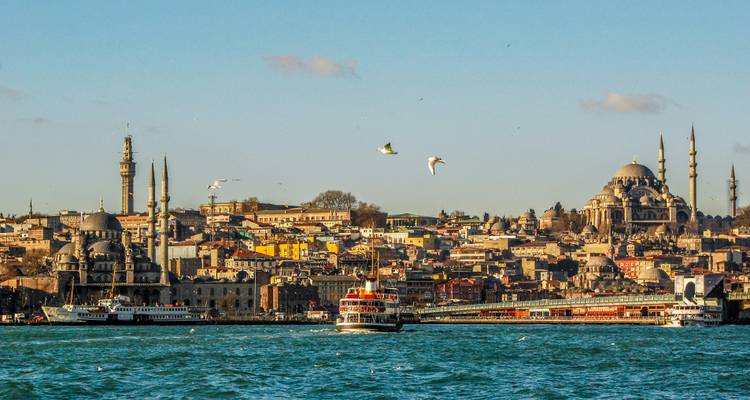 Istanbul-Skyline vom Wasser aus mit Moscheen und Fähren.
