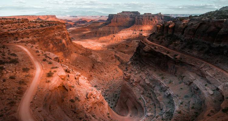 Canyonlands-Nationalpark mit kurvenreicher Straße und roten Felsformationen.