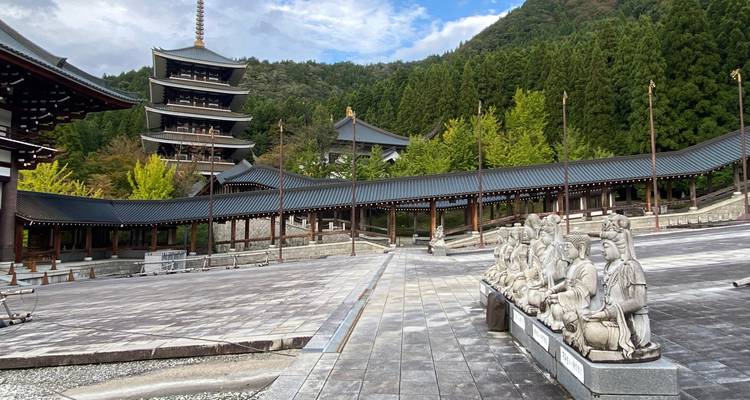 Templo y pagoda pacíficos rodeados de árboles.
