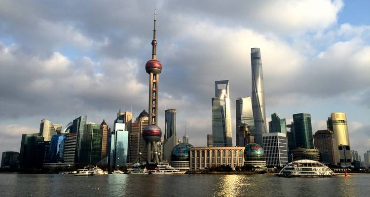 Skyline van Shanghai met hoge wolkenkrabbers tijdens daglicht.