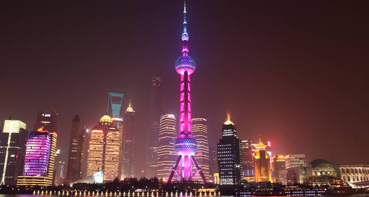 Nachtgezicht van Shanghai's verlichte wolkenkrabbers met de nadruk op de Oriental Pearl Tower.