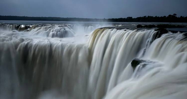 Puissant débit des chutes d'Iguazu entouré de brume.