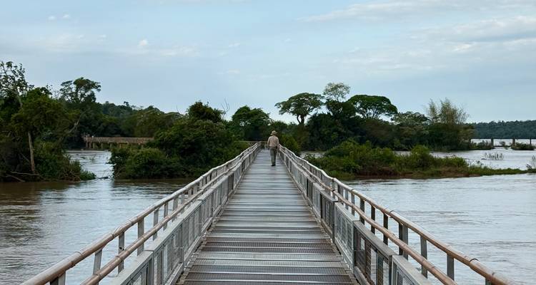 Personne marchant sur un pont au-dessus d'une rivière.