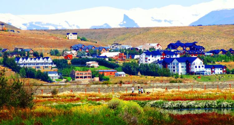 Kleurrijk stadje met uitzicht op besneeuwde bergen.