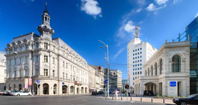Edificios históricos en una ciudad con cielos azul claro.