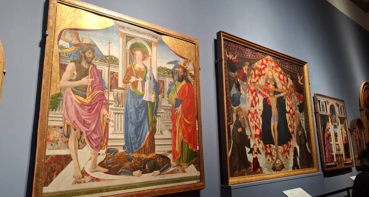 Schilderijen tentoongesteld in een kunstgalerie.