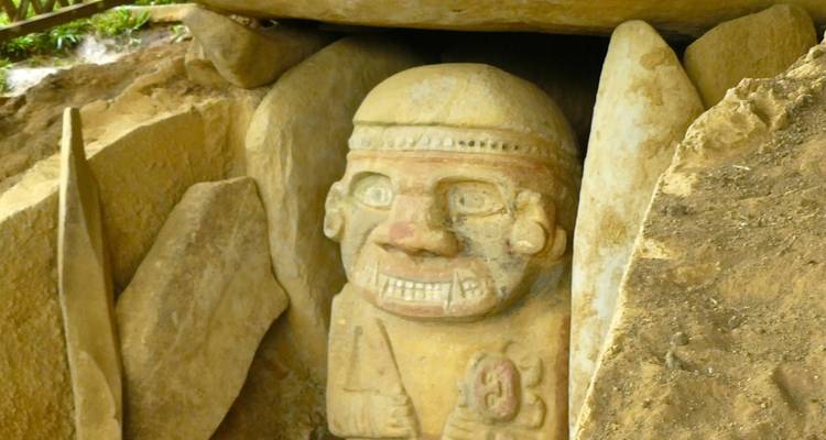Stenen beeldhouwwerk op een archeologische vindplaats.