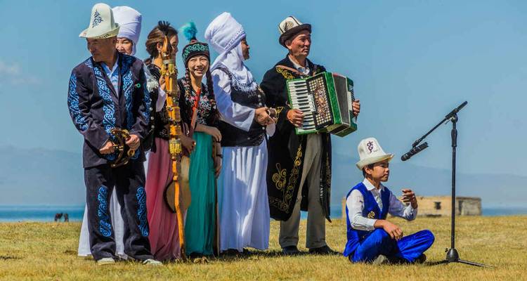 Grupo de personas con ropa tradicional colorida actuando con instrumentos musicales.