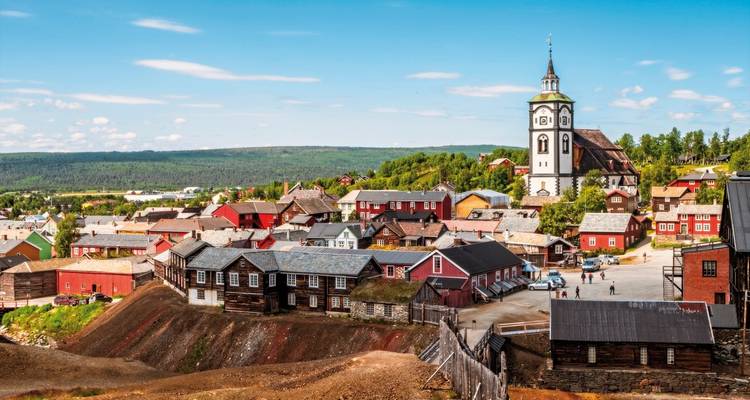 Eine historische Stadt mit Holzhäusern und einer markanten Kirche.