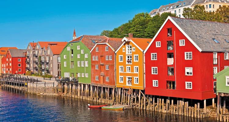 Maisons en bois colorées bordant une rive.