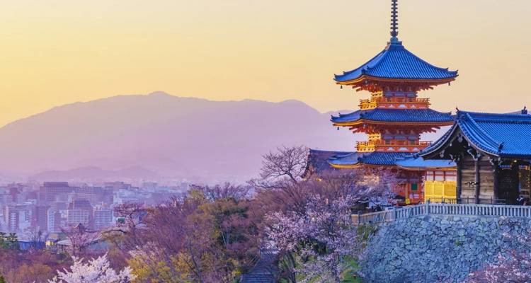 La pagoda de Kiyomizu-dera se alza sobre la ciudad de Kyoto mientras la luz pastel del atardecer baña las colinas lejanas.