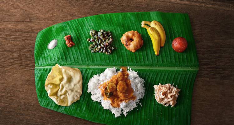 Repas indien traditionnel servi sur une feuille de bananier.