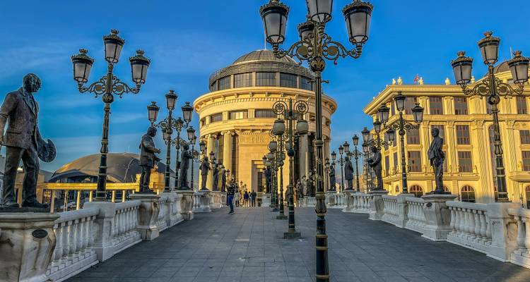 Eine große Steinbrücke mit Skulpturen und verzierten Laternenpfählen.