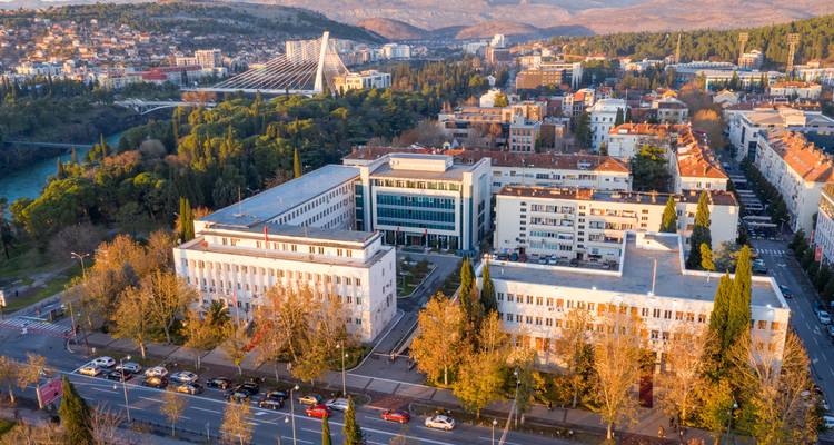 Luftaufnahme von Podgorica mit bemerkenswerten Bauwerken und einer Brücke.