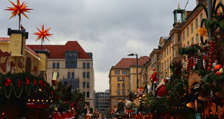 Una calle decorada para Navidad con luces y adornos festivos.