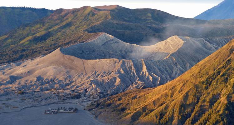 Vue panoramique du mont Bromo et du paysage environnant.