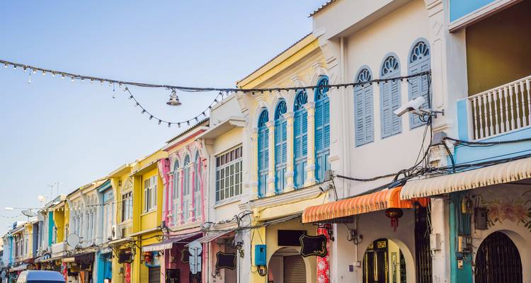 Bâtiments colorés de style colonial dans un décor de rue.