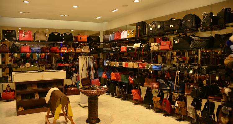 Ladeninneres mit einer Auswahl an Handtaschen und Accessoires.