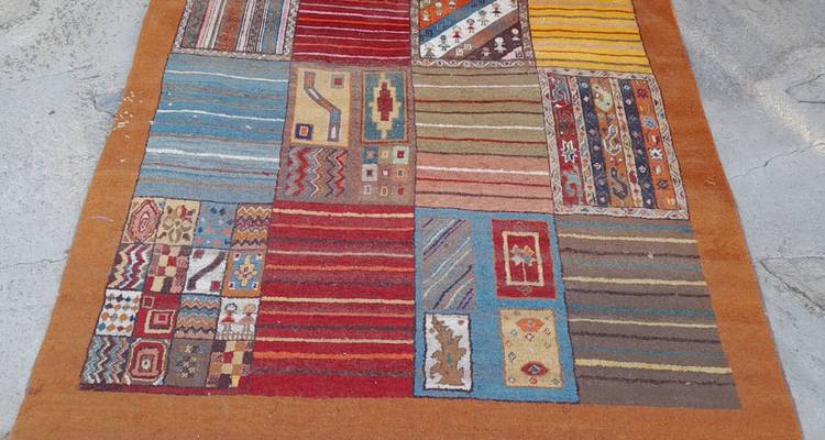 Bunter Teppich mit verschiedenen geometrischen Mustern.