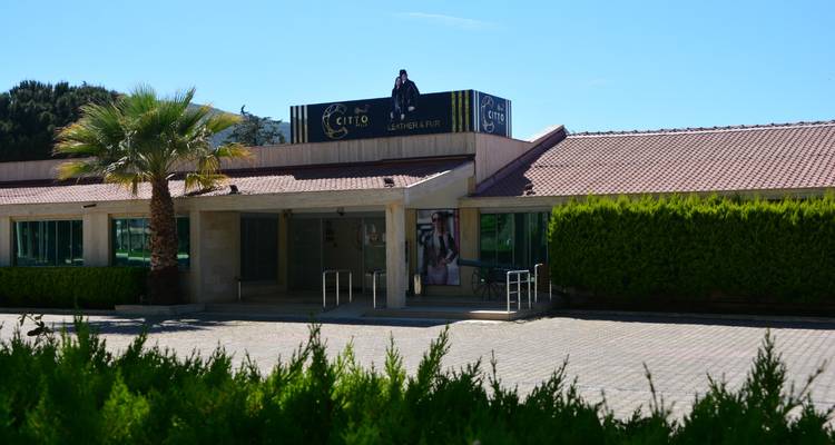 Außenansicht eines Gebäudes mit einem Lederladen-Schild.