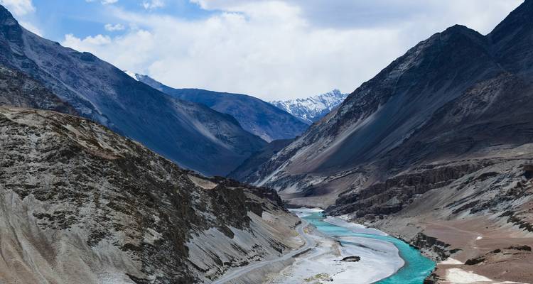 Schilderachtig uitzicht van een rivier die door een vallei kronkelt, omringd door bergen.