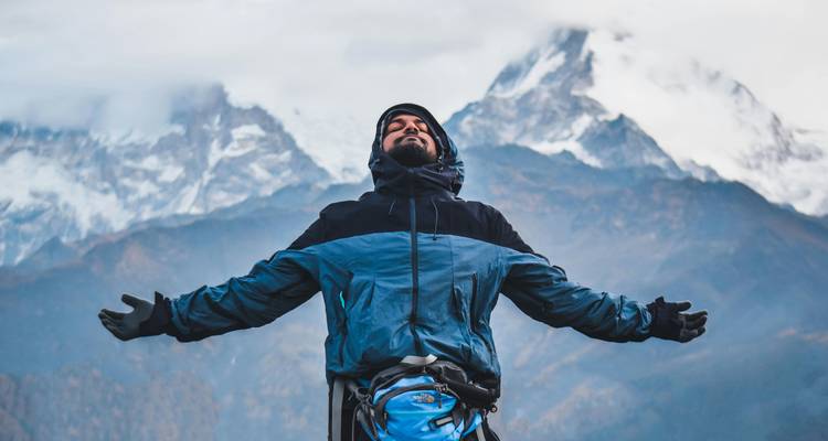 Man die het bergzicht omarmt.