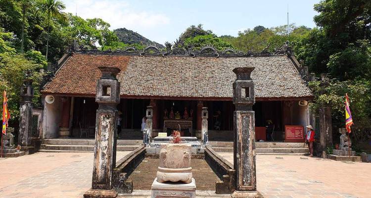 Een historische tempel omringd door de natuur in Vietnam.