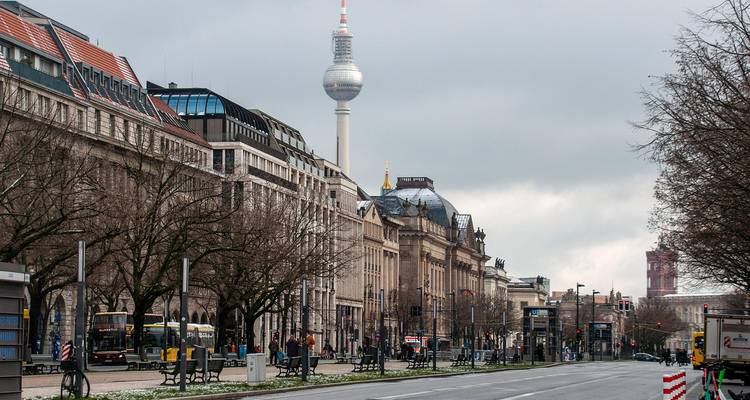 Vue de rue à Berlin avec la Fernsehturm en arrière-plan.